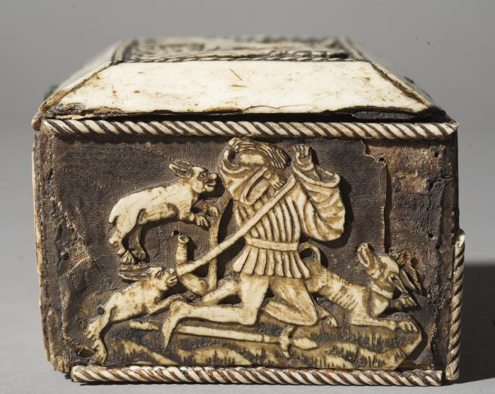 Casket (coffret) (End, right)