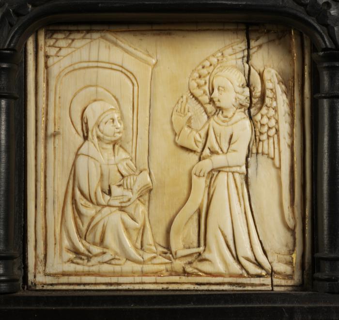 40 panels, 1 register, 1 ogee arch across; inserted in a wooden cabinet (Row 5, panel 2)