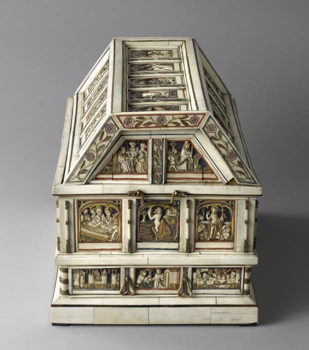 Box with pitched lid
