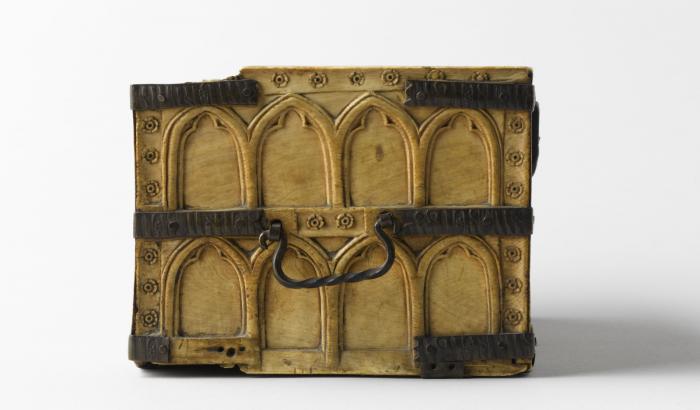 Casket with arches and rosettes (coffret; décor d'arcatures; décor de roses; colonnettes) (End, left)