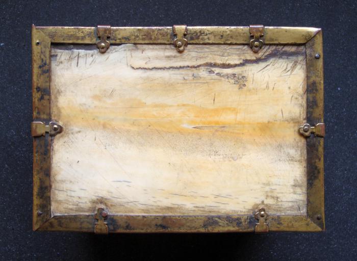 Casket (coffret) (Bottom)
