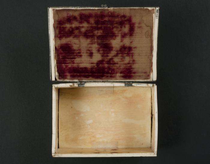 Casket with arches (coffret; frise d'arcatures) (Inside)