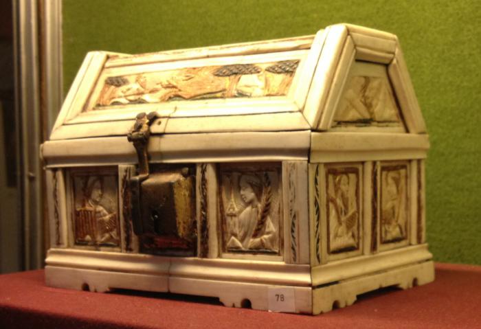 Box with pitched lid (boîte) (End, right)
