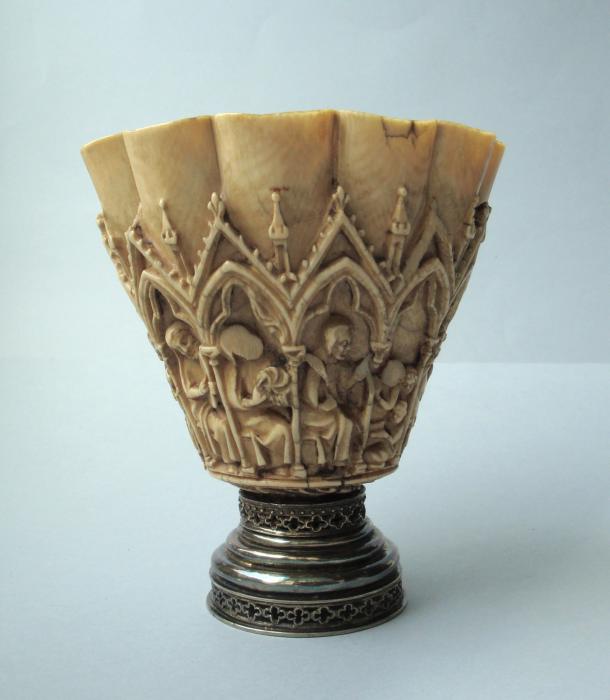 Chalice (calice), 8 arches (frise d'arcatures; colonnettes) (Front)