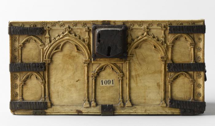 Casket with arches and rosettes (coffret; décor d'arcatures; décor de roses; colonnettes) (Body, front)