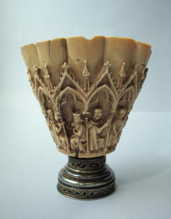 Chalice (calice), 8 arches (frise d'arcatures; colonnettes) (Front)