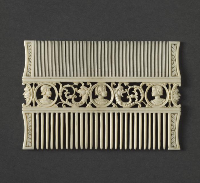 Openwork comb (peigne double ajouré) (Side 1)