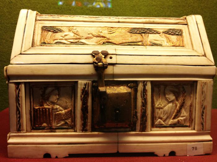 Box with pitched lid (boîte) (Front)