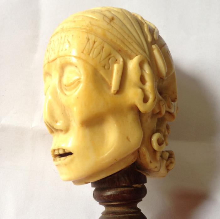 Rosary bead, 2 faces (chapelet) (Side)