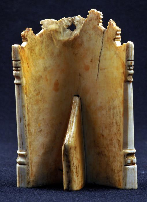 Pax, 1 ogee arch across (baiser de paix) (Back)