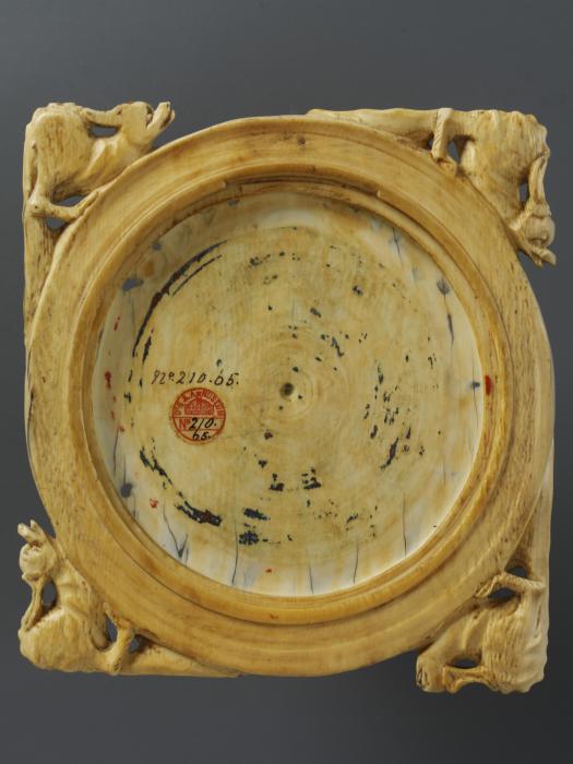 Mirror case, 2 registers, with arches and band of rosettes (valve de miroir; frise d'arcatures; colonnettes; décor de roses) (Back)