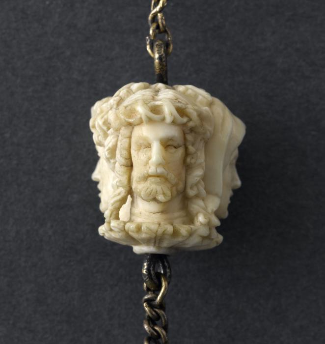 Complete rosary of 58 beads, 4 faces (chapelet) (Detail)