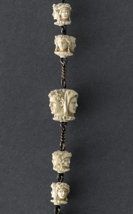 Complete rosary of 58 beads, 4 faces (chapelet) (Detail)
