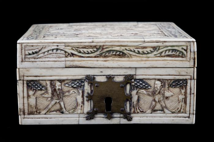 Box (boîte) (Body, front)