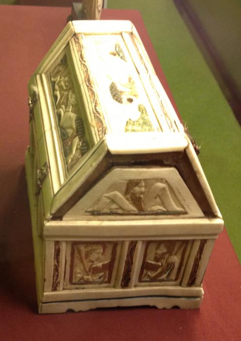 Box with pitched lid (boîte) (End, left)