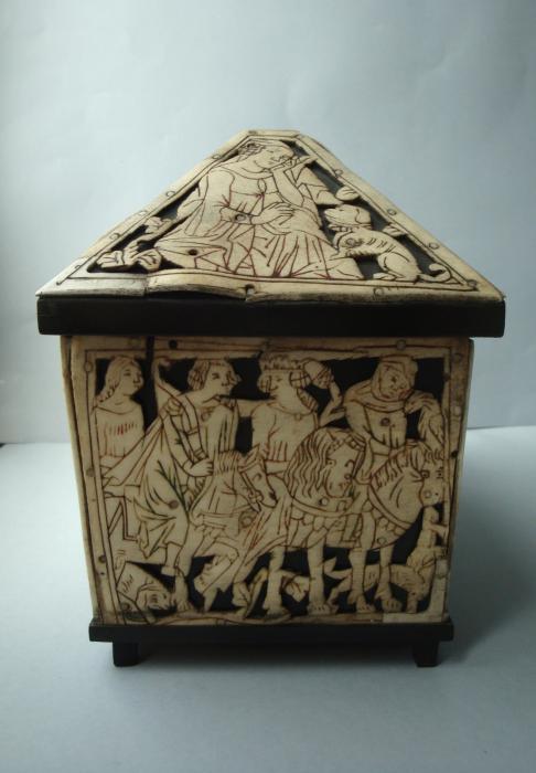 Casket with pitched lid (coffret) (End, left)