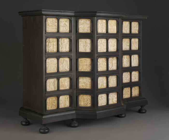 40 panels, 1 register, 1 ogee arch across; inserted in a wooden cabinet (Side)
