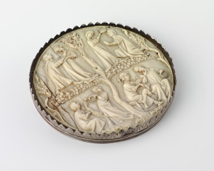 Medallion, lid of a box or mirror case (médaillon; valve de miroir) (Side)