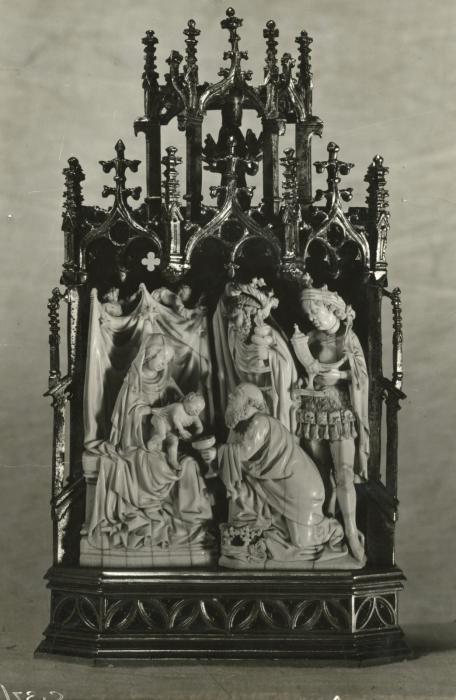 Group, remounted as a pax (baiser de paix) (Front)