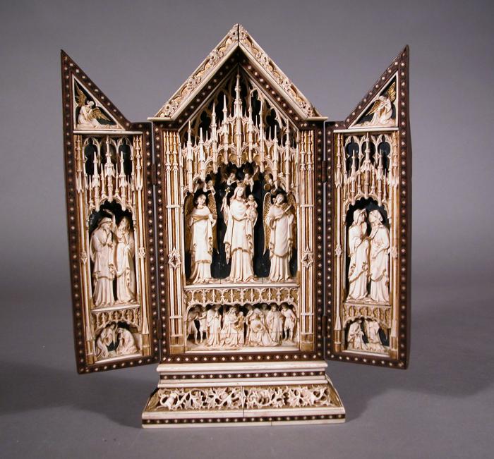 Gabled triptych, 2 registers, with arches (Front, open)
