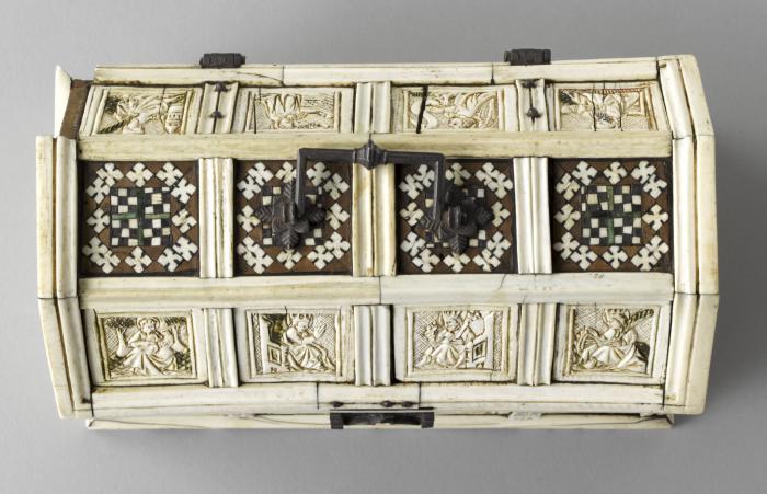 Box with pitched lid (boîte) (Lid)