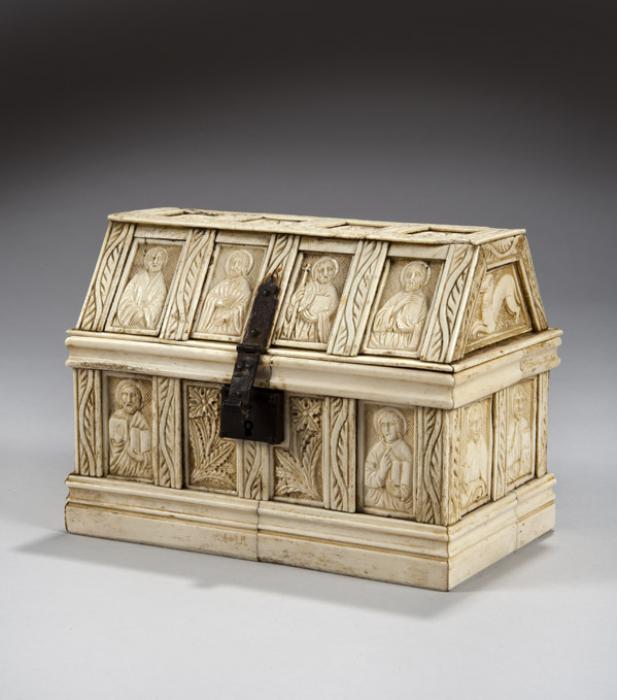 Box with pitched lid (boite) (Front)