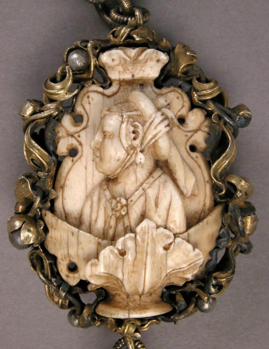 Rosary, 8 beads (chapelet) (Bead 3, side 2)