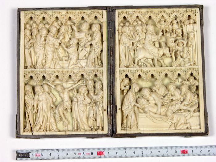 Diptych, 2 registers, 6 arches across (plaquettes; frise d'arcatures) (Front)