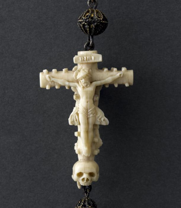 Complete rosary of 58 beads, 4 faces (chapelet) (Detail)