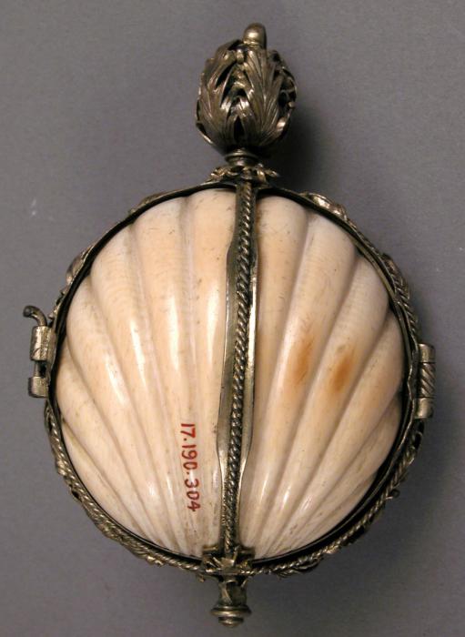Prayer bead in the shape of a scallop shell (Closed)