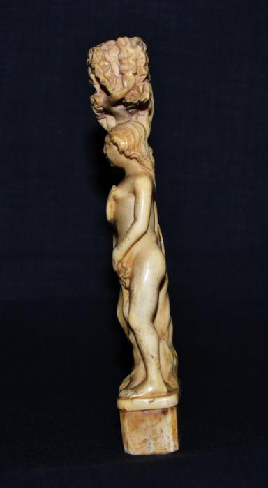 Knife handle (manche de couteau)(?) (Side)