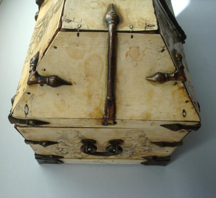 Casket with pitched lid (coffret); known as 'Arqueta de los Reyes' (Kings' Casket) (End, right)