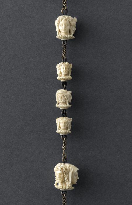 Complete rosary of 58 beads, 4 faces (chapelet) (Detail)