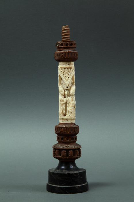 Fragment of a crozier, with arches (crosse; arcatures) (Side)