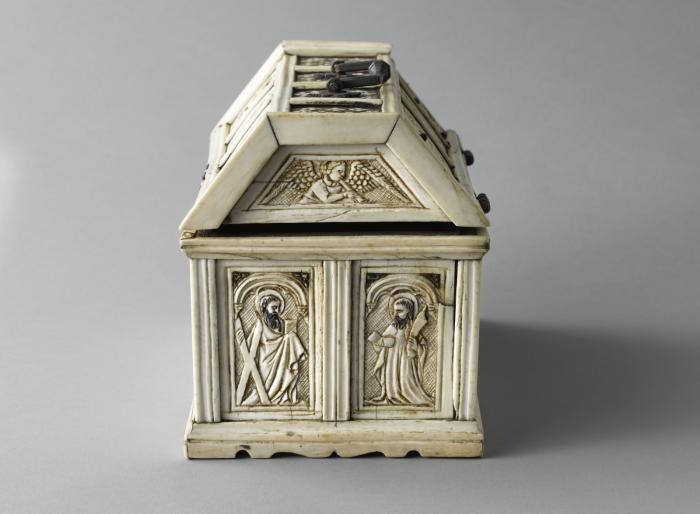 Box with pitched lid (boîte) (End, right)
