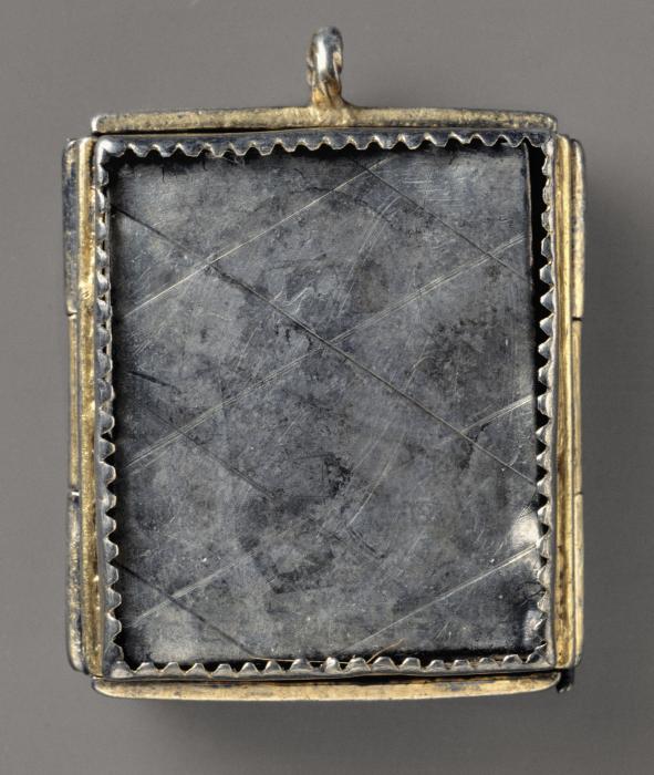 Diptych-shaped openwork pendant (pendentif; ajouré) (Back, closed)
