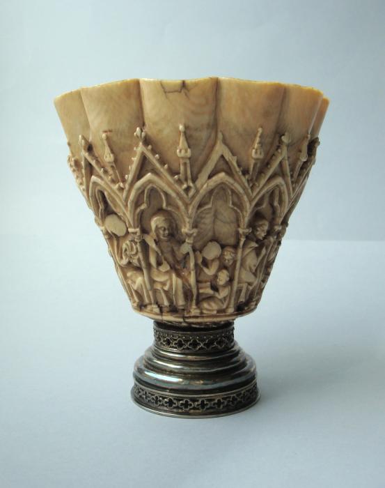 Chalice (calice), 8 arches (frise d'arcatures; colonnettes) (Front)