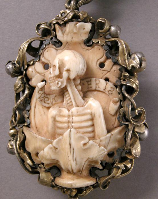 Rosary, 8 beads (chapelet) (Bead 5, side 1)