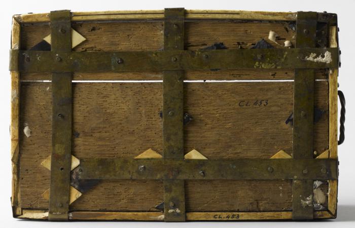 Casket with arches and rosettes (coffret; décor d'arcatures; décor de roses; colonnettes) (Bottom)