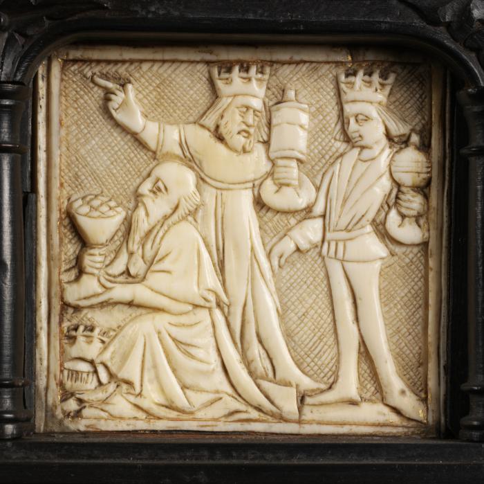 40 panels, 1 register, 1 ogee arch across; inserted in a wooden cabinet (Row 4, panel 5)