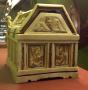 Box with pitched lid (boîte) (End, left)