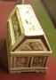 Box with pitched lid (boîte) (End, left)