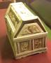 Box with pitched lid (boîte) (End, left)
